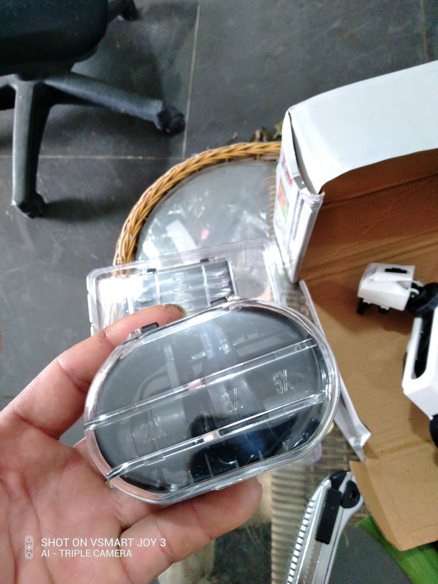 khi mua có đề chống nước, nhưng khi nhận hàng thì phải kiêng cữ nước. độ sáng thì tiền nào của nấy nên ko đòi hỏi nhiều. thiết kế dây đep về phải độ lại chứ để như zin dễ bị bung.