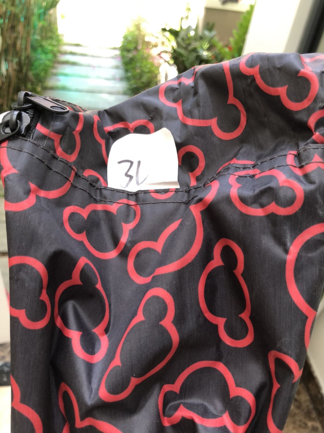 Thông số quảng cáo rằng 3xl dành cho sedan dài, cỡ Camry. Mua về phủ vào Honda Accord thì thế này đây. Kéo mạnh phía đuôi thì bục cả khoá. Về xem lại túi đựng thì ghi là 3L. Tiki kiểm tra lại xem có phải giao nhầm size ko? Nếu nhầm thì có đổi cho tôi ko?
Vui lòng phản hồi. Cảm ơn.