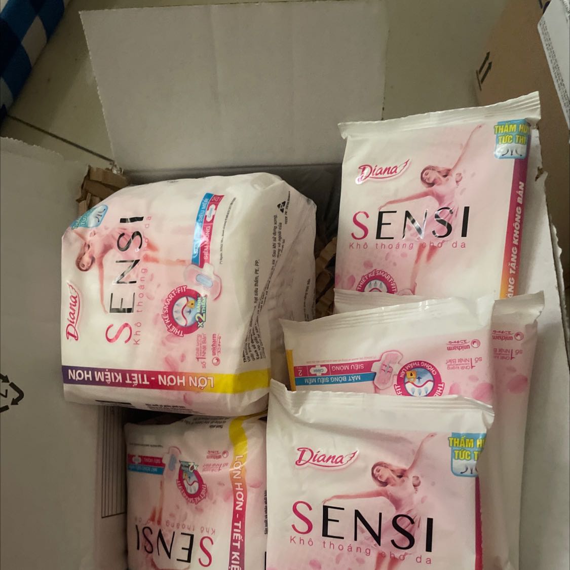 Lần sau mong shop hết hàng thì báo cho khách biết về cách xử lí của shop. Đặt combo 8 miếng giao hai gói 20 miếng và 4 gói hàng tặng nhỏ. Mình rất k hài lòng về cách bán hàng này, nếu vậy thì nên đăng bán 48 miếng chứ k nên đăng combo kiểu này. Mình cho 4 sao để k tụt hạng shop nhưng vẫn phải nhận xét như vậy.