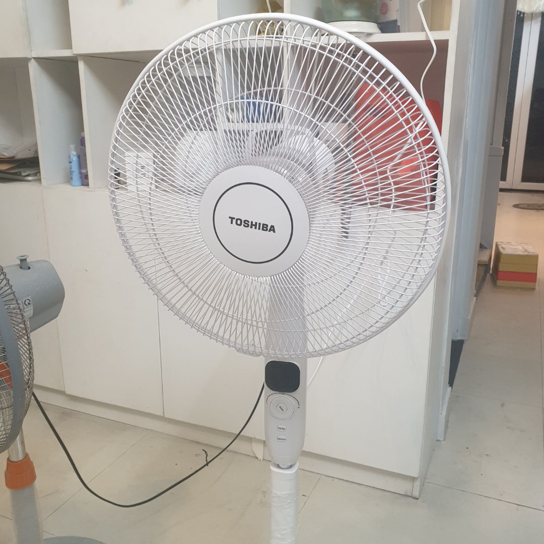 sản phẩm sale nên mua giá cực hời mà vẫn chính hãng, đk được bảo hành, quạt dễ lắp ráp và chạy êm. tuy nhiên khâu giao hàng có vấn đề nha. rõ ràng GHN đã tắt tuyến k giao nhưng Tiki vẫn đẩy hàng cho bên đvvc này, GHN thì k giao nhưng tự ý thay đổi hệ thống là "đã gọi khách hàng, giao không thành công và hoàn hàng lại" hên là nhà mình gần bưu cục nên đã ra tận nơi lấy hàng về được.