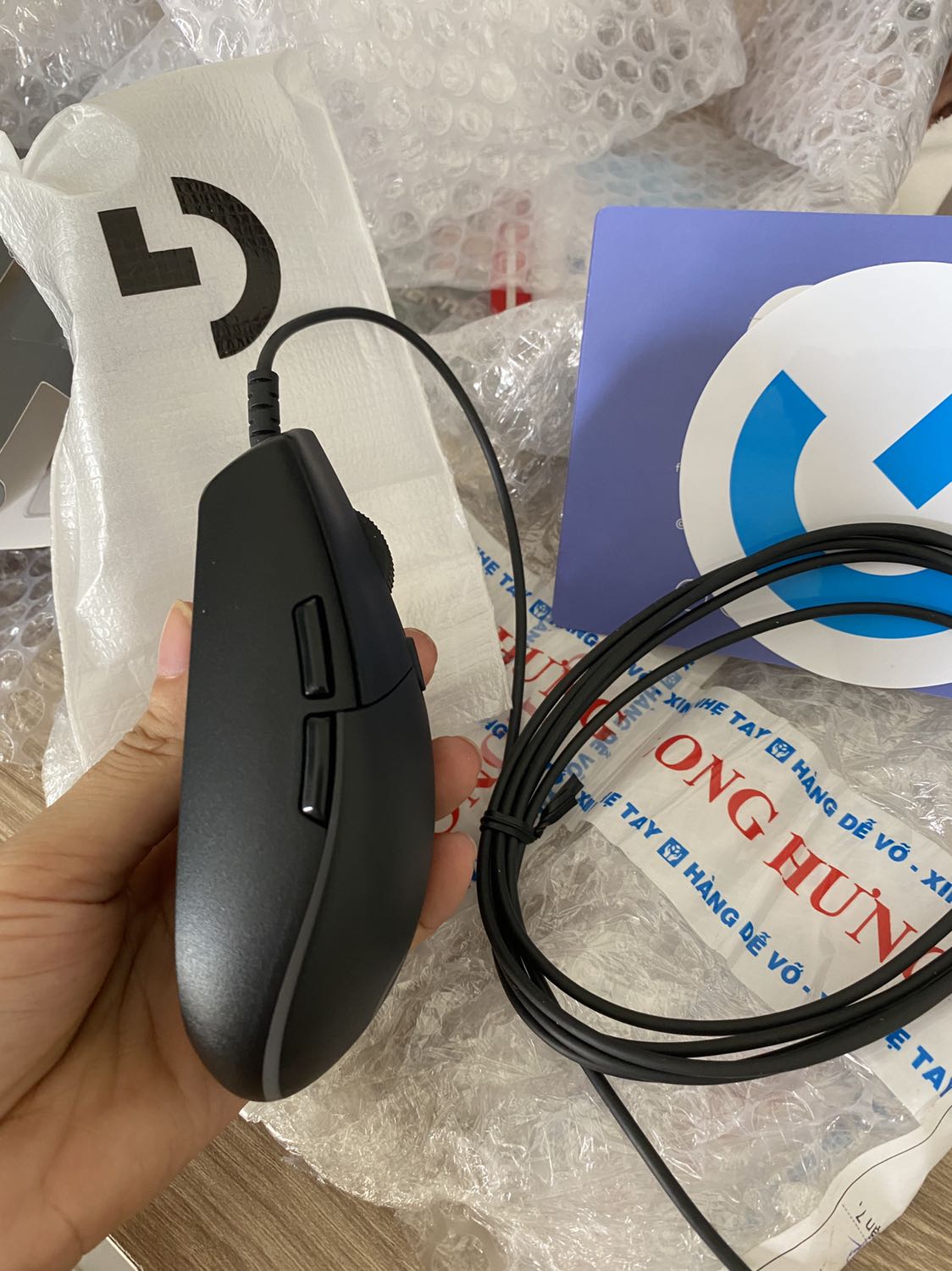 Chuột xài ổn áp lắm ạ. Cầm chắc tay, chuột ko quá to mà cũng ko bị nhỏ quá, click rất đã tay, xứng đáng đồng tiền.