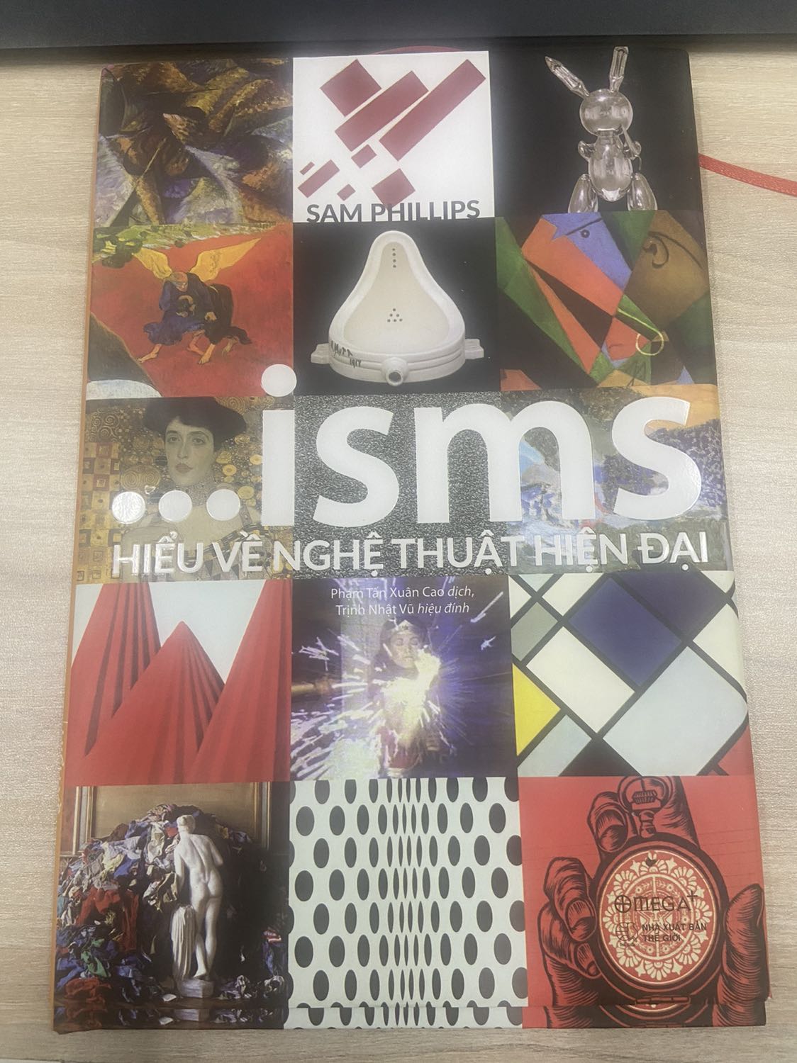 Sách rất đẹp, giấy dày. Tiki giao hàng nhanh và sách nguyên vẹn.

Nội dung sách viết về các trường phải nghệ thuật như mục lục. Phù hợp cho những bạn học về mỹ thuật, kiến trúc, điêu khắc và những ai hứng thua với nghệ thuật. Artbook thì giá khá mắc nên mọi người cân nhắc thật kỹ trước khi mua vì sách kén người đọc. Còn thích thì săn sale để hốt nhen