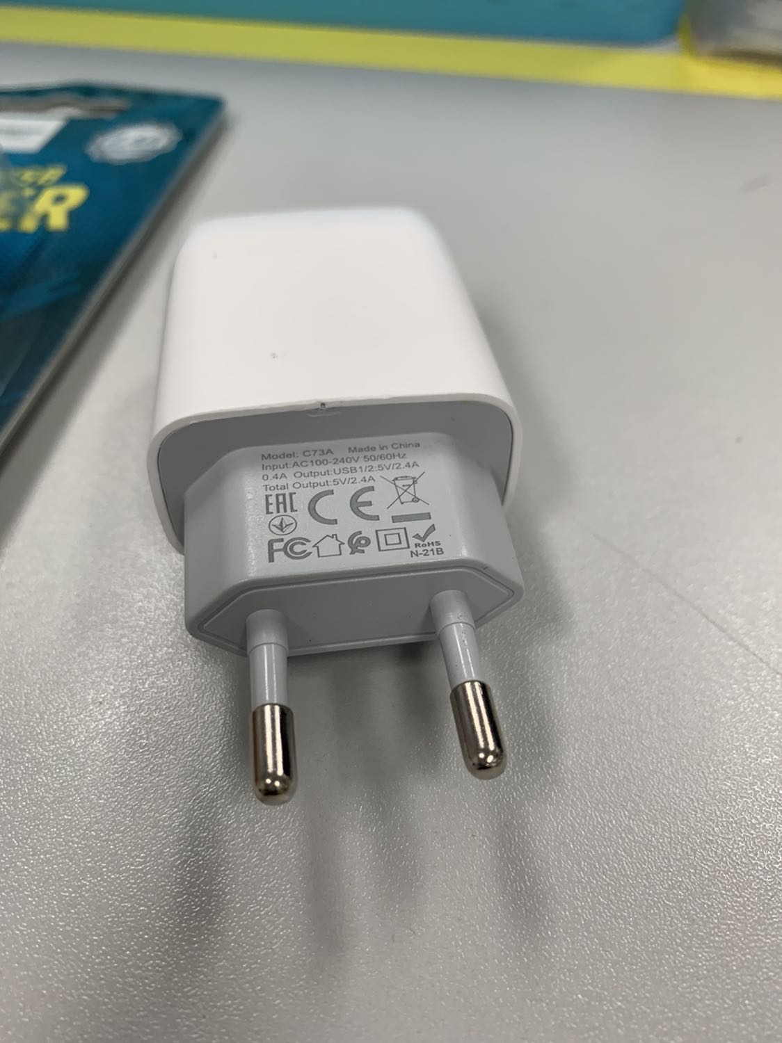 Sạc có chấm đen. Không có guarantee. Trông như sạc cũ đề nghị TIKI làm việc với NCC đổi lại sạc cho tôi