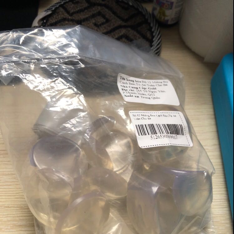 hàng nói chung ổn. khít với cạnh bàn gỗ nhà mình. shop có cho thêm keo 2 mặt, cắt ra gắn vô thì cũng khá chắc