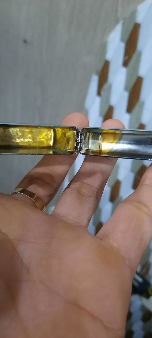 Chữ khắc khá thô, thiếu tinh tế, không thấy được kí hiệu (R) độc quyền. Bản lề lỏng. Âm thanh bật nắp nghe khá hài. Ố vàng mặt trong. Khá là giống hàng VN hơn là hàng U.S.A