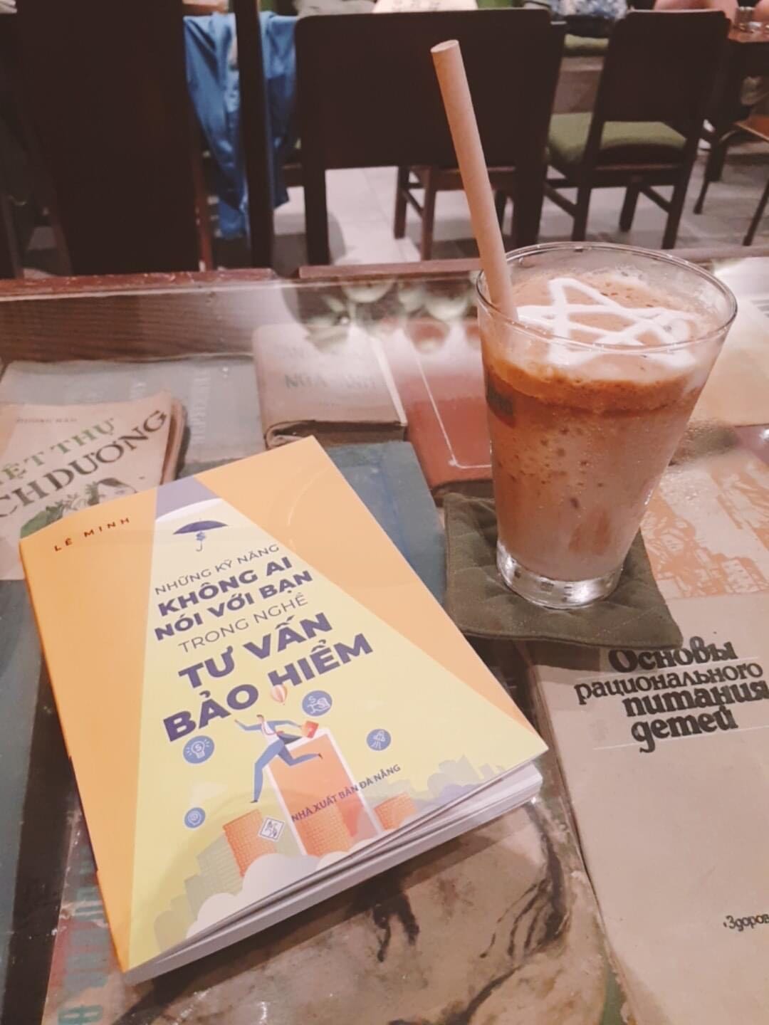 Nếu bạn đồng nghiệp nào đang hoang mang, bế tắc với nghề tư vấn bảo hiểm thì hãy đọc cuốn sách này sớm nhất có thể. Tôi thì chỉ ước đọc được nó sớm hơn mà thôi. Với 1 cuốn bí kíp đặc biệt như thế này thì ai may mắn sẽ đọc được thôi chứ nhất quyết em sẽ không chia sẻ hay review trên *** đâu. Xin lỗi anh Lê Minh nhé :D