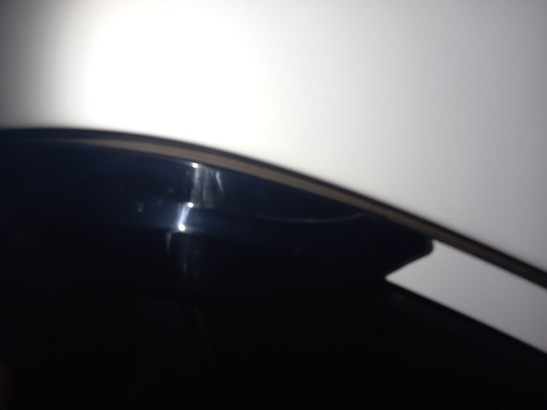 vè mưa bị nứt . có lẻ 02 miếng sau tôi mua vì mua hết 04 miếng thì thừa . Thanks.