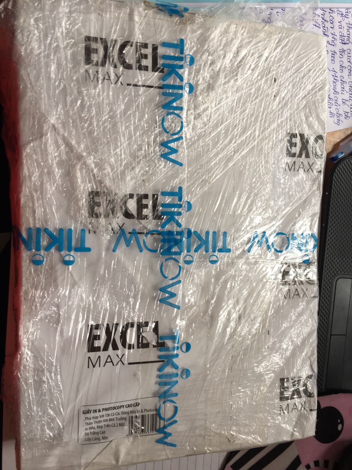 Mình mới đặt hôm qua mà sáng này đã nhận được rồi. Tiki giao hàng rất nhanh, bọc hàng khá cẩn thận. Bóc vỏ bên ngoài thì thấy lớp túi giấy bên ngoài giấy thì bị rách theo mình chắc do vận chuyển nên túi giấy dễ bị rách. Nhưng không sao giấy không mỏng chất lượng ổn. Sẽ tiếp tục ủng hộ Mình mới đặt hôm qua mà sáng này đã nhận được rồi. Tiki giao hàng rất nhanh, bọc hàng khá cẩn thận. Bóc vỏ bên ngoài thì thấy lớp túi giấy bên ngoài giấy thì bị rách theo mình chắc do vận chuyển nên túi giấy dễ bị rách. Nhưng không sao giấy không mỏng chất lượng ổn. Sẽ tiếp tục ủng hộ