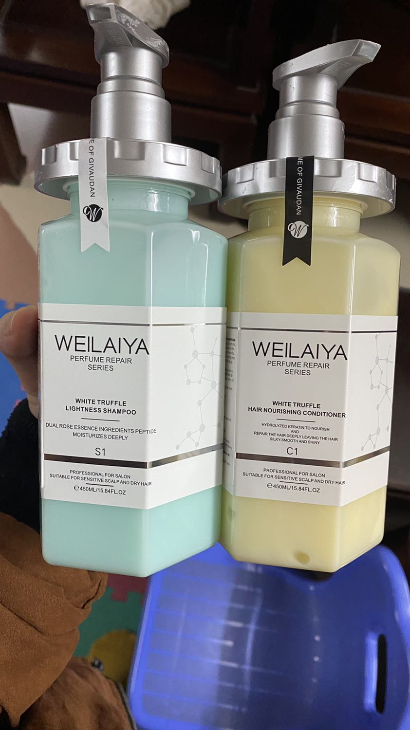 Hàng đẹp mùi cực kỳ thơm luôn nguyên cái đóng gói siêu chắc chắn mở mãi mới ra thì đã xứng đáng có điểm cộng lớn rồi :)) đặt chiều hqa sáng nay nhận đc nhanh qá. Bộ dầu gội sang chảnh dùng cực kỳ thích luôn hóng chai sữa tắm của weilaya nữa nha shop