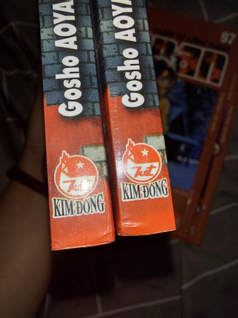 Mua để sưu tầm mà Tiki gửi như này đây :) Thất vọng thật sự, cũng đâu phải mua hàng sale hay gì đâu mà giao sách như vầy. Lúc mở hộp ra đã thấy nghi nghi rồi, sách chồng lên nhau chật kín cái hộp mà không có một lớp lót nào, bề mặt sách tiếp xúc trực tiếp vs cái hộp luôn chứ :)) Thêm quá trình vận chuyển sốc lên sốc xuống làm cái gáy bị như vầy đây cũng dễ hiểu. Quá thất vọng với Tiki, làm ăn có tâm xíu đi trời, combo 1 bộ 2 cuốn như vầy cũng 100k chứ ít gì!