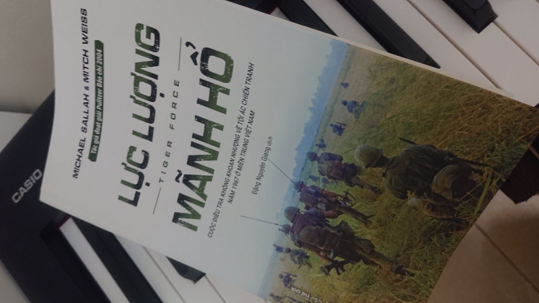 Tình cờ đọc cuốn sách này vào đúng dịp 27.07. Nửa đầu quyển sách tập trung chủ yếu vào 2 nhân vật là lực lượng mãnh hổ và những người nông dân Quảng Ngãi. Những con hổ đã tàn sát những người nông dân không *** 1 cách tàn bạo. Đốt sạch, giết sạch từ làng này, qua làng khác. Mình cứ nghĩ đến hồi bé khi mang ca nước dội vào tổ kiến. Tổ bị phá hủy, rồi các con kiến còn sống lại tiếp tục xây tổ. Họ những người nông dân trốn thoát sau khi cả làng bị thảm sát,  lại quay về với cánh đồng, nơi hàng nghìn năm nay tổ tiên họ đã gắn bó. Còn 1 tuyến nhân vật trong chuyện ít được nhắc đến, nhưng lại là đối tượng săn tìm của mãnh hổ. Họ luôn luôn không có mặt khi các làng bị tàn sát. Họ chỉ có mặt khi lấy lương thực của những người nông dân. Người nông dân bao đời vẫn vậy, họ gắn bó với mảnh đất quê hương, dù chết vẫn quyết bám đất. Họ luôn luôn là tấm khiên chịu mất mát đầu tiên và chẳng bao giờ được ghi công.