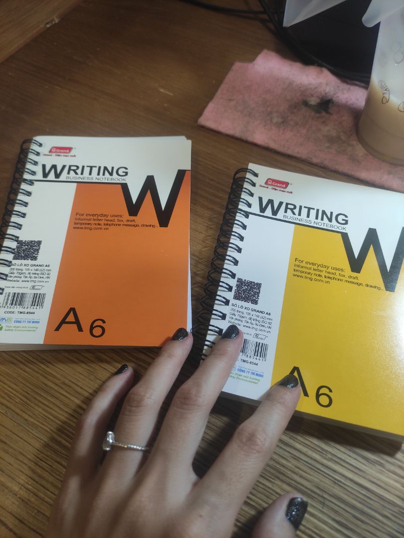Nay mình nổi hứng mua ngay lễ nhưng Tiki vẫn giao hàng đúng trước 18h tối nha. Thương mấy anh shipper. Sổ giao đúng mẫu, giấy dày dặn, lành lặn. Đẹp ?