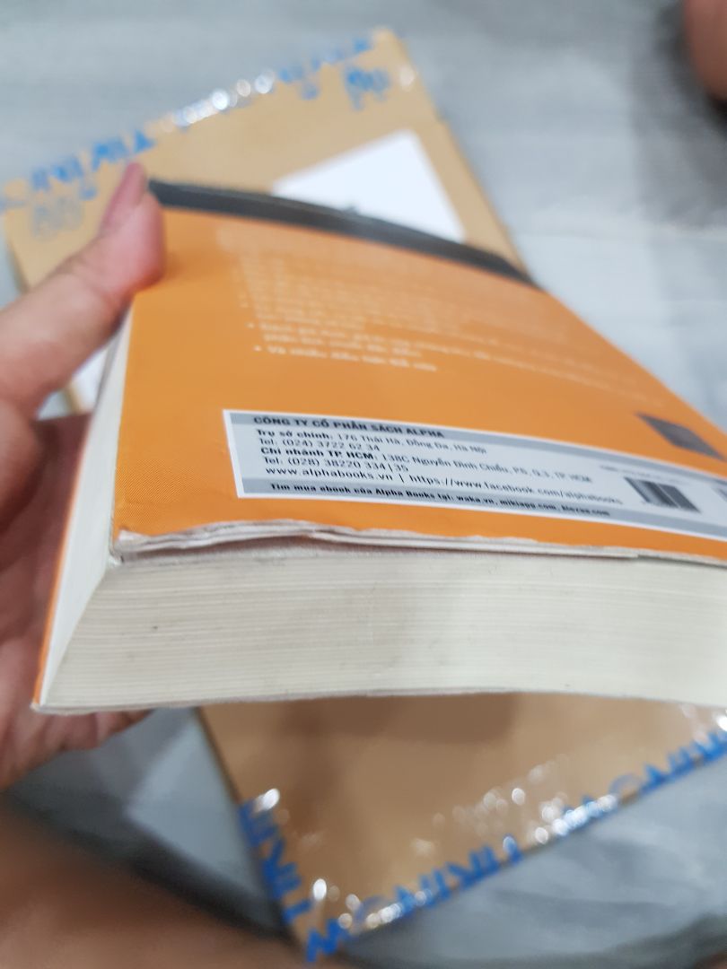 Thật sự mà nói mình rất thích mua sách trên tiki và đã mua rất nhiều lần nhưng thật sự lần này bực ko thể tả được, sách đã từng bị ướt, lại cáu bẩn, gáy sách lại rách, hí hửng khui sách mà khui cái tắt hứng luôn. Bỏ tiền ra mà chuốc bực mình vào người