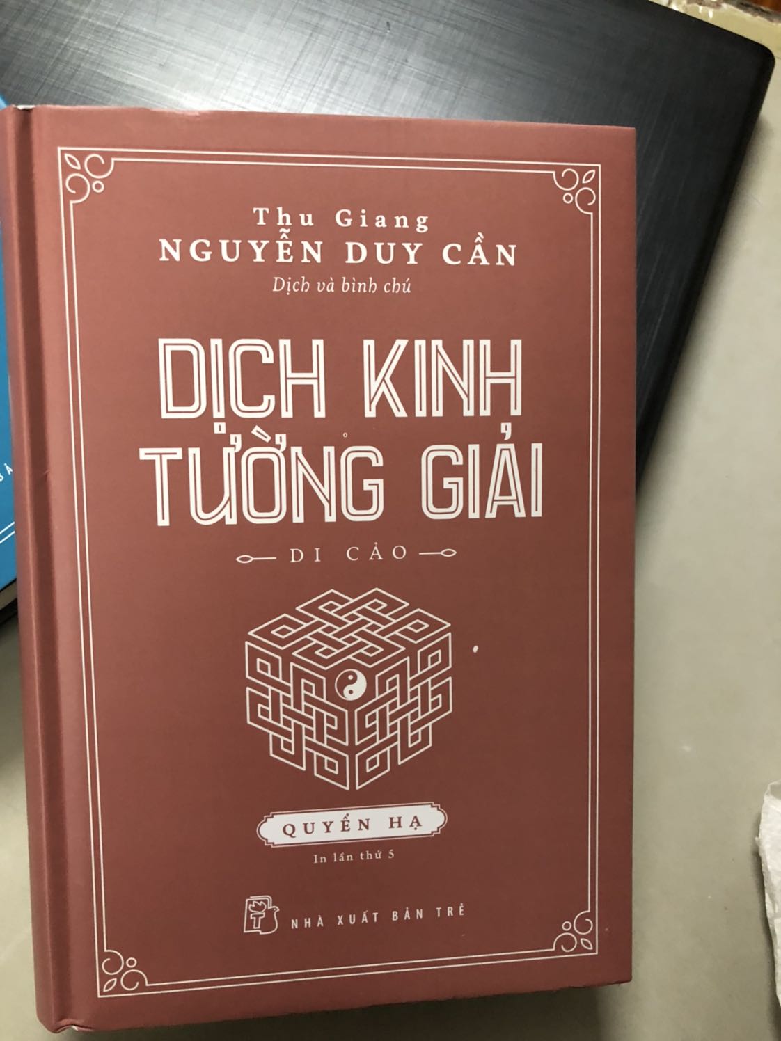 Hơi tiếc vì k dc bọc sách chỉ có lớp nilon mỏng bọc ngoài, chất lượng giấy quá tốt in đẹp, giao hàng siêu nhanh