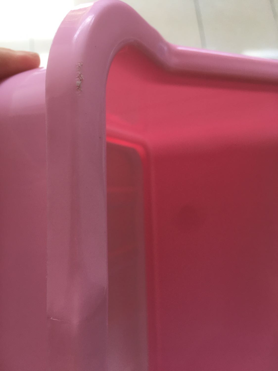 Hàng đóng gói cẩn thận nhưng khi mở ra thì thấy nhiều vết xước to. Đề nghị shop cho đổi hàng