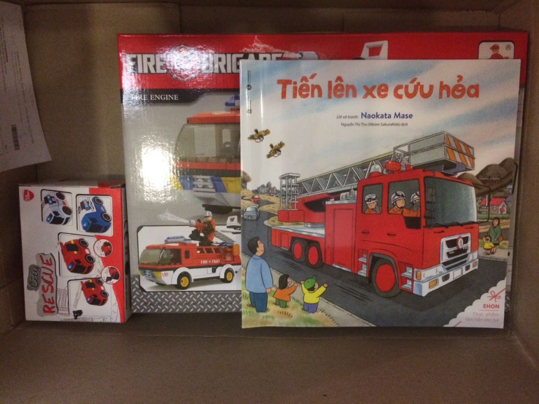 Các chi tiết khá ổn có một vài chi tiết gắn hơi lỏng. Xe được tặng kèm thêm một xe cứu hỏa nhỏ có nhạc. Mình mua kèm với cuốn sách Tiến lên xe cứu hỏa bé nhà rất thích. Cảm ơn Tiki.