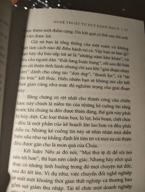 Nội dung sách mới đầu đọc khá hay, trừ những đoạn những luận điểm nói về Chúa, cảm giác tác giả này luôn phản biện là Chúa không có thật, mọi sự đều là sự ngẫu nhiên, không có tác động nào của Chúa cả, đọc là thấy thành kiến của tác giả khi luôn lấy những ví dụ liên quan đến đạo này và Chúa để làm ví dụ cho những tư duy sai. Đọc nó bị bực ấy, người có đức tin về Chúa k nên đọc cuốn sách này nhé.