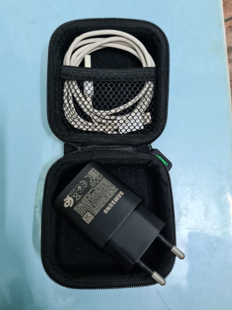 sản phẩm chắc chắn, thơm như nhiều bạn nói. nhưng chỉ có một dây kéo và có một khoảng hở nhỏ nơi khóa kéo như hình nên phân vân không biết có dễ hư không?
Nếu hư dây kéo có được bảo hành không nhỉ vì mình thấy ghi bảo hành đến 18 tháng.
Mình mua để đựng hộp tai nghe true wireless nhưng hàng chưa về nên thử dùng với những thứ khác như quảng cáo để xem sao. kết quả:

Nếu để đựng tai nghe có dây hoặc cáp sạc và củ sạc thì chỉ có củ type C và củ Micro USB mới vừa với hộp còn nếu củ sạc nhanh như hình thì để kiểu nào cũng không vô.
Nói chung thấy cũng chất lượng nhưng chỉ lo về phần dây kéo.