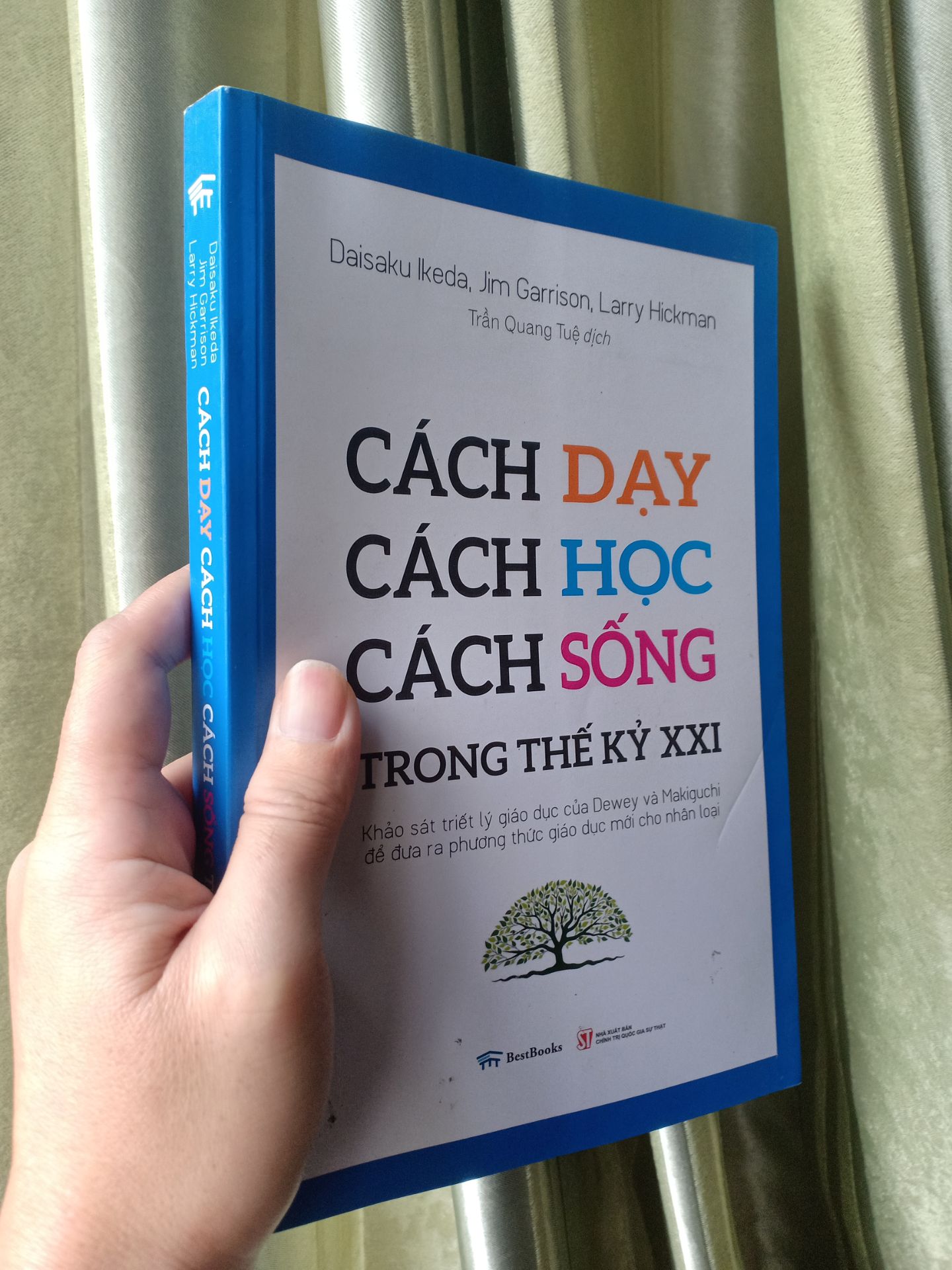 Bìa hơi dơ chút nhưng sách OK, dày nặng, in đẹp, nội dung khá khó, đòi hỏi nghiền ngẫm một chút