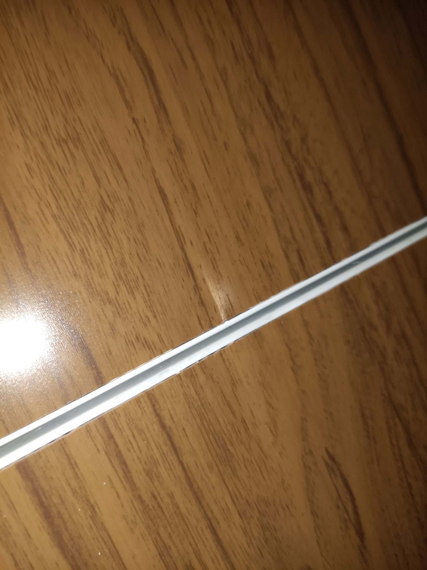 Thứ nhất tủ không giống hình là có bánh lăn. Thứ 2 các khớp khít quá hơi khó mở nên dễ ma sát với nhau sẽ có vết. Thứ 3 tủ dính cả keo gì đó không thể lau đi được và có thêm 1 vết nứt. Hơi tệ nhưng vẫn dùng được. Do hàng cồng kềnh nên di chuyển đi lại hơi khó cũng không muốn làm khó shop không trả lại shop lại mất phí di chuyển đi lại. Lần sau shop nên kiểm tra tủ trước khi bàn giao cho khách để đỡ xảy ra việc đổi trả lại tủ. Dù gì để vẫn dùng được nên không cần trả, để shop 2 rút kinh nghiệm