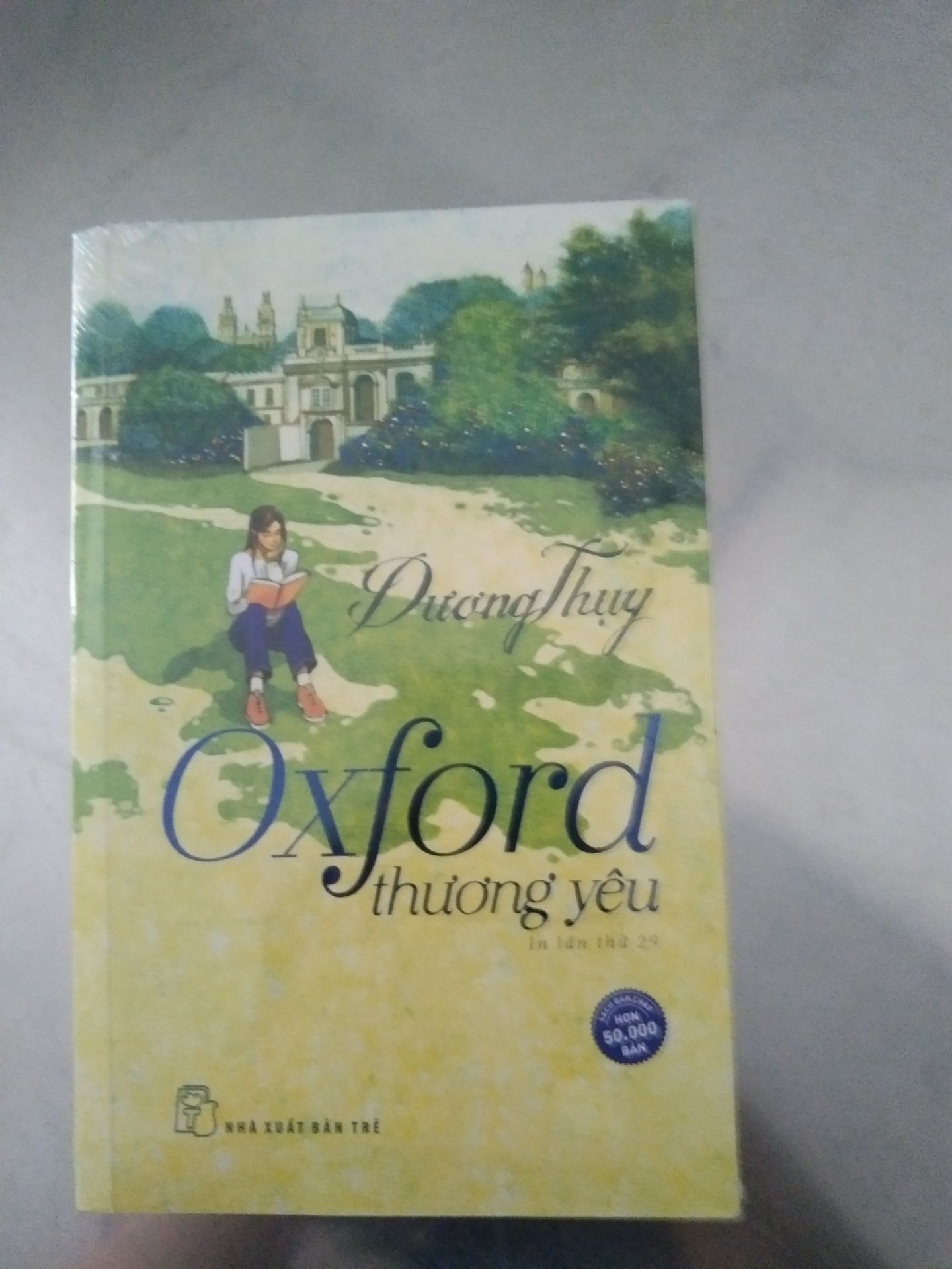 Sách được giao tới siêu nhanh, mình đặt hàng hôm qua mà nay đã có?. Sách còn nguyên seal nên không sợ bị trầy xước hay cong mép sách. Ai có nhu cầu thì nên đặt đi ạ, không chê được đâu luôn?