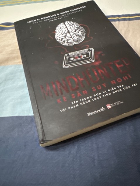 Sách bị móp góc và thêm vài chỗ khác nữa