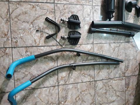 trục giữa bị móp 01 đầu nên phải dùng búa nong ra thì mới để trục tay cầm vô được, thiếu 2 ron cho trục tay cầm bên trái. Khi hoạt động phần tay cầm bên phải cọ xát với đồ chụp xích trước gây tiếng ồn to. Ghế ngồi thiết kế to bề ngang cọ xát vào mông nên tập rất ê mông. trục giữa bị móp 01 đầu nên phải dùng búa nong ra thì mới để trục tay cầm vô được, thiếu 2 ron cho trục tay cầm bên trái. Khi hoạt động phần tay cầm bên phải cọ xát với đồ chụp xích trước gây tiếng ồn to. Ghế ngồi thiết kế to bề ngang cọ xát vào mông nên tập rất ê mông.