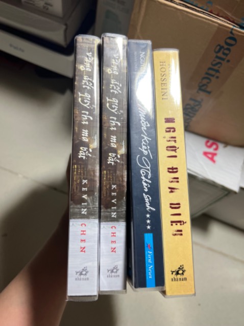 Sách giao nhanh. Ngày giao mưa tầm tã nên thùng có bị ướt. May mình có tikicare có bọc sách chứ không cũng thấm ướt bìa. Tiki kh có bọc xốp hay màng nilon nên sách bị ướt nhẹ