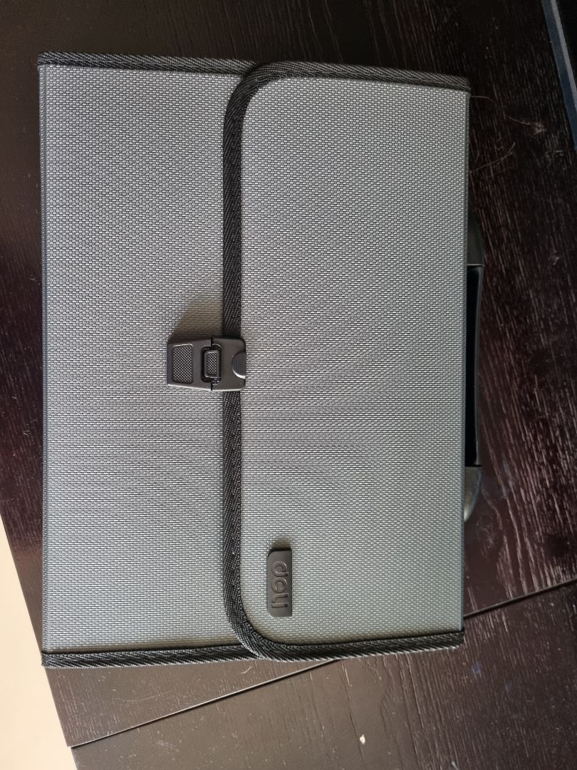 Cặp đựng tài liệu deli giúp lưu trữ giấy tờ hồ sơ gọn gàng. Có kèm theo giấy để đánh dấu file siêu tiên