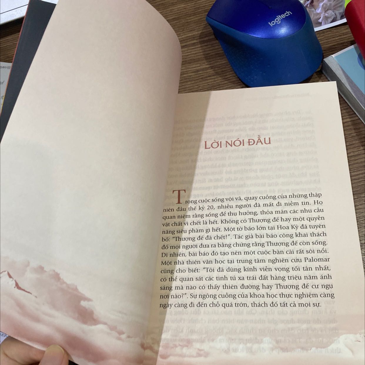 Chưa đọc nên chưa biết nội dung ntn nữa, nhưng mà nghe nói hay nhất mọi thời đại nên chắc đỉnh lắm :))) 
Về hình thức thì trang giấy có vài trang có màu nhìn xinh lắm, giấy hơi vàng chứ ko phải trắng tinh nha nên đọc ko có mỏi mắt !!!
Chụp mn xem vài trang để tham khảo nèee