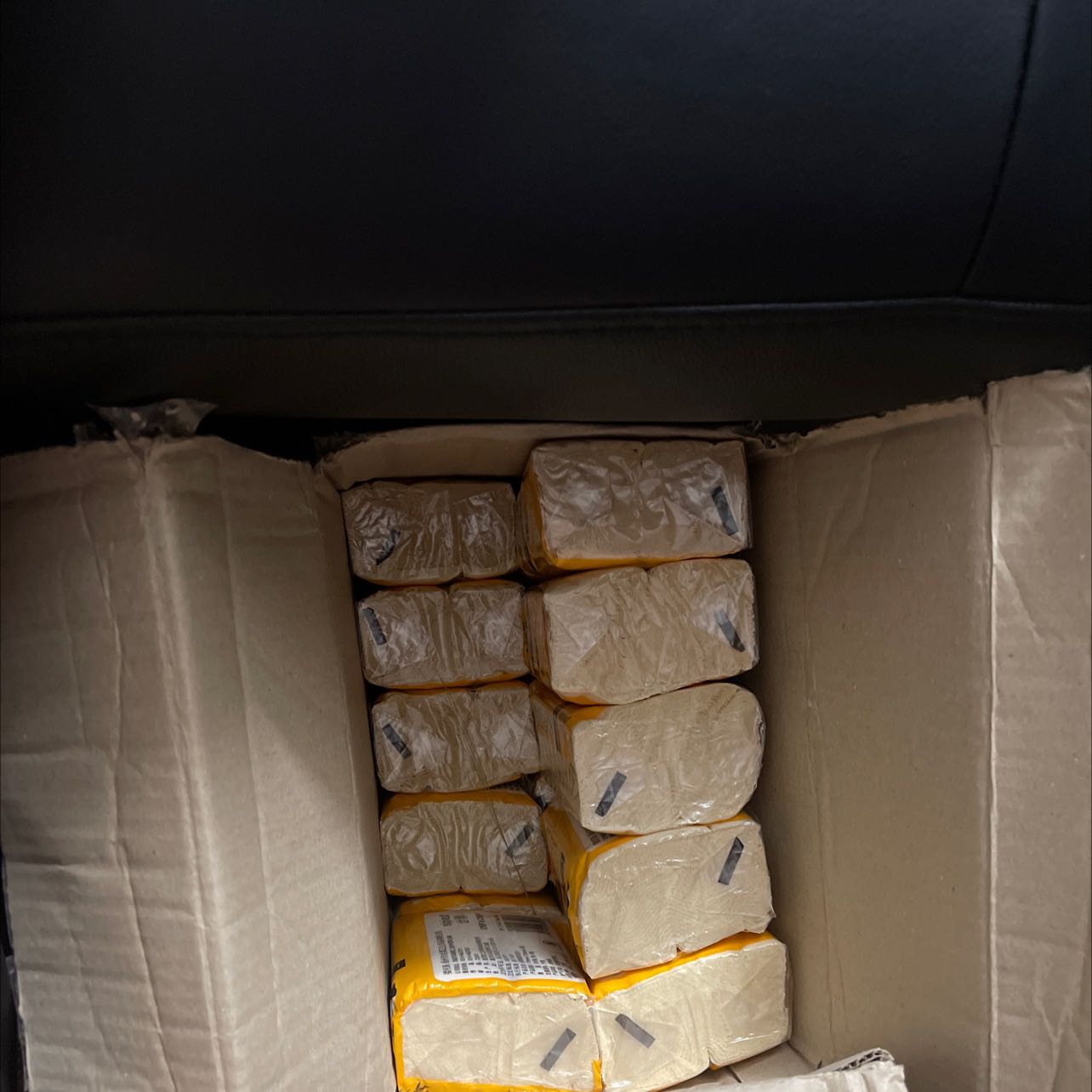 Shop nay ghi la thung 30 goi,1 goi 300 to nhug.dang giam gia.mua 2 thung nhung giao 1 thung???nha tui xai giay nay bao nhieu lau nay.tom lai giay nay dzở giong sipiao truoc gd tuo xai.