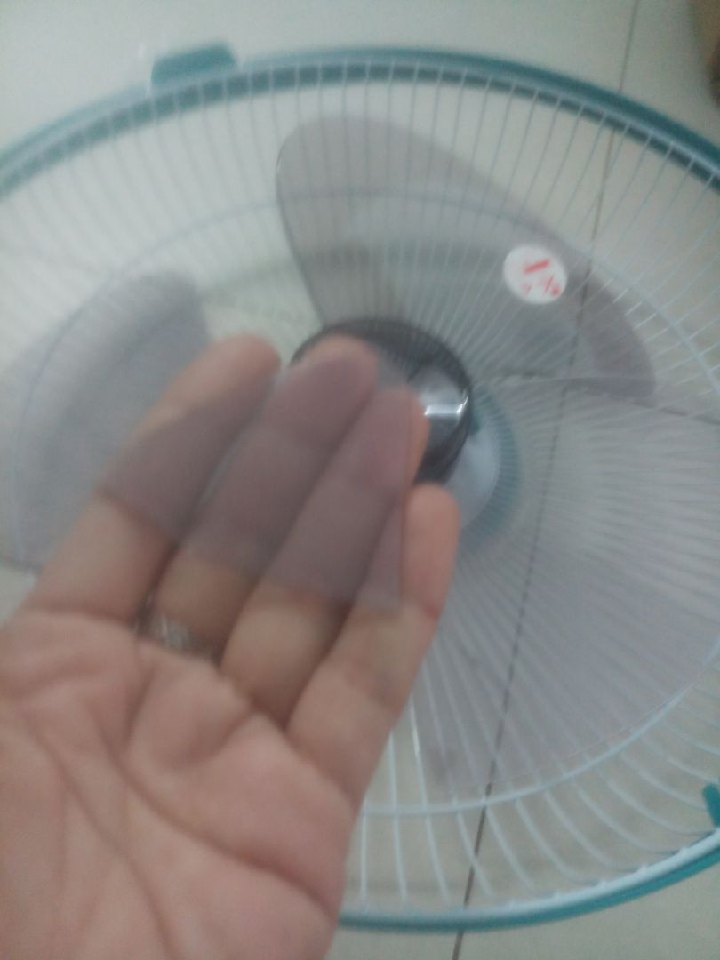 quạt bị gãy cánh, nước xịt phòng bị chảy ra ngoài. shop ship quá lâu. vui lòng gửi cánh quạt lại Gấp giúp nhé