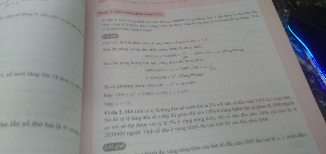 Mình ở tỉnh lẻ, đặt trong tình hình dịch căng thẳng mà hàng vẫn giao rất sớm, anh shipper rất lịch sự, đáng yêu. 5 sao cho tựa sách, 5 sao cho shipper. 

Về mặt hình thức, hàng được gói bằng bìa cẩn thận, nhưng không có ni lông bọc bên trong, nếu đi ngày mưa rất dễ bị thấm nước. Shop giao về đúng hàng, bề ngoài sách mới, thơm. Bên trong sách trang trí rất cẩn thận, khoa học, nhìn rất hợp mắt, phân chia nội dung rất rõ ràng.

Về mặt nội dung, mình mới xem qua chưa đánh giá được nhiều. Nhưng sách ổn, đầy đủ các dạng bài và mỗi chuyên đề có đầy đủ lý thuyết, đầy đủ các dạng và có hướng dẫn, ví dụ cụ thể, có bài tập cụ thể, mỗi dạng bài đều có trích đề từ các tỉnh để các bạn làm quen. Không biết có phải đầu sách mới ra không nhưng vẫn thích hợp cho 2007 mua về ôn luyện. Sách rất đáng mua.
