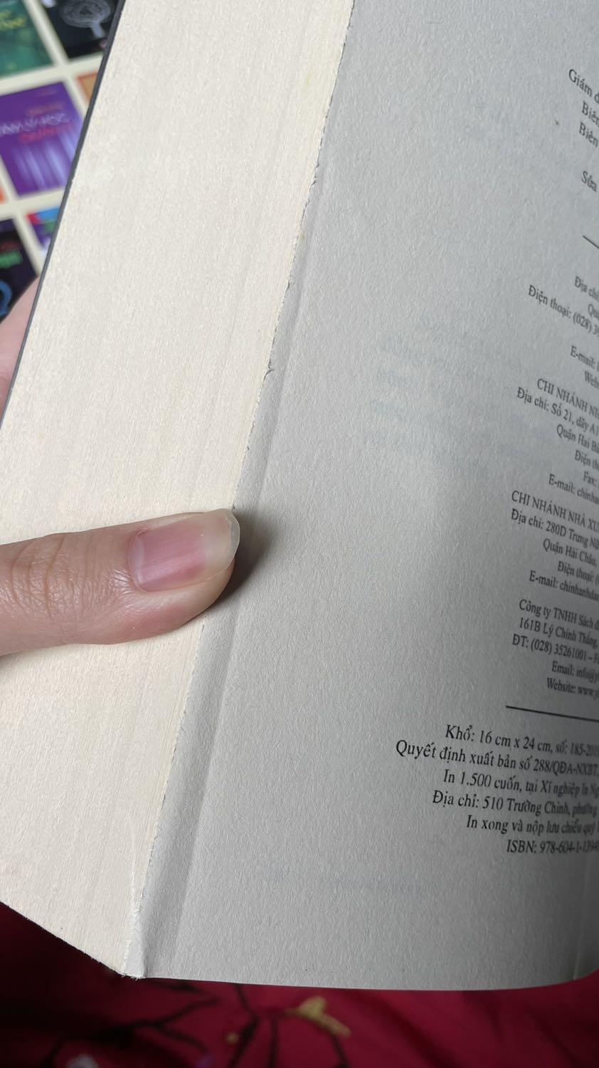 Sách giao sớm, shipper tử tế. Tuy nhiên mình đặc biệt không thích hình thức cuốn sách, bìa bị nhăn, thậm chí phần bìa sau gấp rất ẩu, lộ phần giấy sách bên trong. Giấy sách cắt cũng ẩu nữa, có dấu hiệu ố vàng, xem chừng bị cất kho lâu. Chữ in bên trong có mấy trang bị mờ, khó đọc. Chưa dám kiểm tra chính tả nhưng mình mong là không sai gì nhiều.