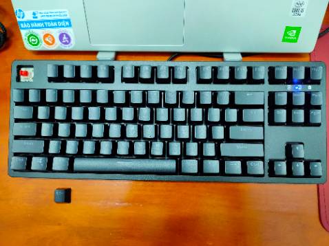 Dây bọc dù có cục chống nhiễu, đầu usb mạ vàng, led rất nhiều chế độ, 2 chế độ nâng bàn phím, ngoài ra còn có cái miếng nhựa để phủ lên bàn phím khi không sử dụng, tóm lại quá ngon trong tầm giá 600k.