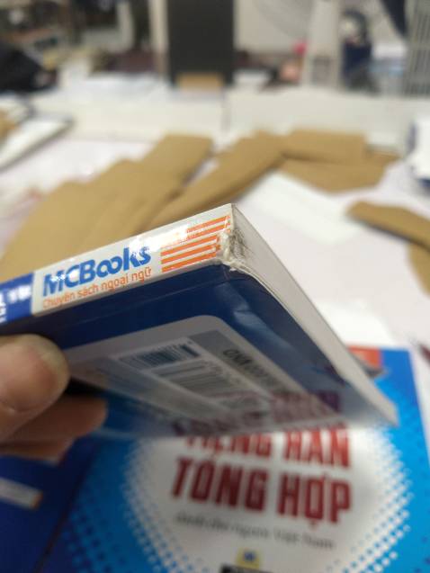 Tôi đã mua nhiều sp của Tiki trading, nó làm tôi liên tưởng đến Amazon prime. Nhưg lần này quá thất vọng. Lần trước tôi mua Giáo trinh tiếng Hàn 1,2 và sách bài tập, tổng cộng 4 cuốn, đều còn bọc seal, ngoài ra còn giấy xốp lót trong hộp nên cl rất tốt. Nhưg lần này thì cả 4 cuốn tập 3,4 đều là sách cũ, đã bóc nilon, có cuốn còn nguyên vết keo j dính trên bìa như *** cốc vậy. Tất cả 4 cuốn ở góc đều bị móp, 4 cuốn khá to và nặng + 1 cuốn dragon ball, vậy mà cho trần vào 1 hộp, ko lót bảo vệ j cả, có cả lỗi bên vận chuyển, nhưng rách ở bìa thì là do rách từ trc. Quá là thất vọng, ngày xưa hay mua bên Fahasha, nhưng gần đây mua Tiki Trading vì giá tốt hơn. Rất mong Tiki đổi trả miễn phí cho tôi 4 cuốn sách hỏng và cũ này( duy có cuốn dragon ball nguyên vẹn, vì mới xb vài hôm và khổ nhỏ nên ko sao)