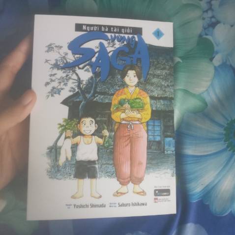 Lúc giao truyện không có seal hay lớp chống sốc gì hết luôn, may mà truyện vẫn còn nguyên vẹn. Nhưng mà bìa mặt sau bị dính keo vài chỗ nên nhìn nó hơi dơ. Nội dung bình dị, gần gũi và dễ lấy cảm tình của ng đọc