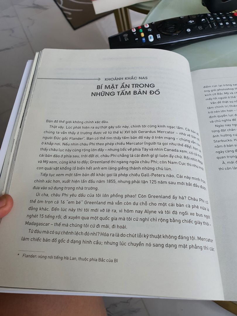 Rất hay. Lối viết rất bình dị và chân thực. Đọc xong có nhiều kiến thức bổ ích về một số quốc gia trên toàn cầu.
Nas cũng có những nhìn nhận, đánh giá rất mới mẻ (chẳng hạn vấn đề tiền bạc, chính trị, tôn giáo)

sách hay của 2021.