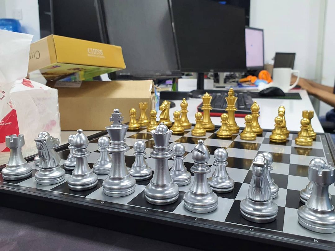 Bao gói chỉ quấn 1 lớp ni lông hơi sơ xài. Còn bộ bàn cờ khá là chất. Quân cờ bằng nhựa mạ màu vàng và bạc. Thử sắp lại rồi dựng đứng lên thì đa số không bị rớt quân nào.