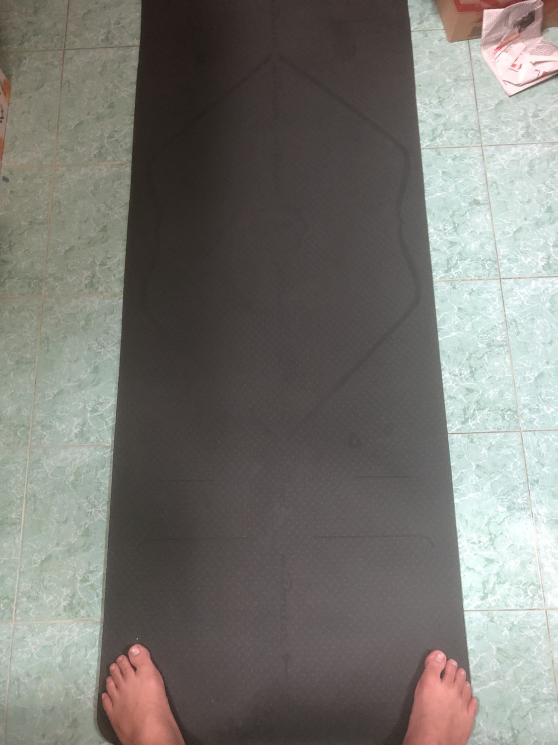 Dịp Tết nên Tiki giao trễ 1 ngày nhưng mình rất hài lòng sản phẩm.
Về đóng gói: mình rất an tâm vì gói khá kỹ - quan tâm khách hàng 
Về chất lượng: hoàn toàn hài lòng về độ bám dính , kích thước mình khá bự con nhưng vẫn dư, Vân định tuyến rõ nét. 
Mùi: hiện tại mình nhận là ko có mùi nên ko cần phải phơi thảm . 
Màu sắc: đúng yêu cầu và mình rất thích 
Có cả thẻ chính hãng nữa nên rất an tâm.
Sẽ ủng hộ ship dài dài