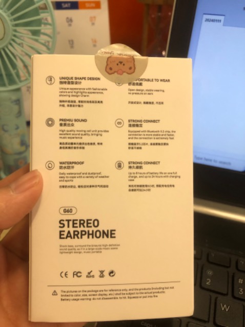 Mình chọn giao hàng nhanh shipper rất dễ thương bạn thấy chưa kịp thời gian quy định hệ thống thì đã chủ động gọi mình chờ
Về shop thì shop rất chu đáo và tư vấn nhiệt tình
Sản phâm mình dùng đến hôm nay mới feedback:
Cảm nhận là đẹp nhỏ gọn dễ thương
Tai nghe vừa khít tai
Bass nghe ấm
Đi đường nghe rõ âm thanh 
Pin lâu nha mình dùng tới giờ chưa sạc lại (mỗi lần dùng là 1-2h)
Kết nối đt hay laptop đều nhận nhanh

Cảm nhận chung là đáng tiền