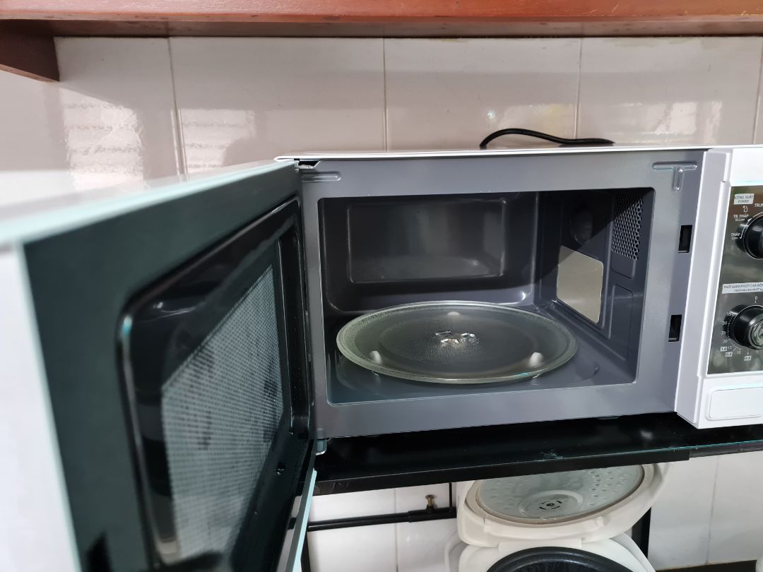 lò đẹp lắm, thiết kế hài hòa sang trọng, mình thích màu trắng mà trắng này là trắng ngọc trai nên thấy đẹp ưng ý lắm. điểm trừ đối với mình là bên trong màu xám chứ ko trắng luôn cho dễ nhìn lau dọn. các nút bảng điều khiển ghi bằng tiếng việt mà sao tem giấy dán trên lò ghi made in thailan. vẫn hy vọng shop nói đúng là hàng thái. bây giờ lò hoạt động bình thường còn chất lượng thì 2-3 năm nữa mới nói đc.