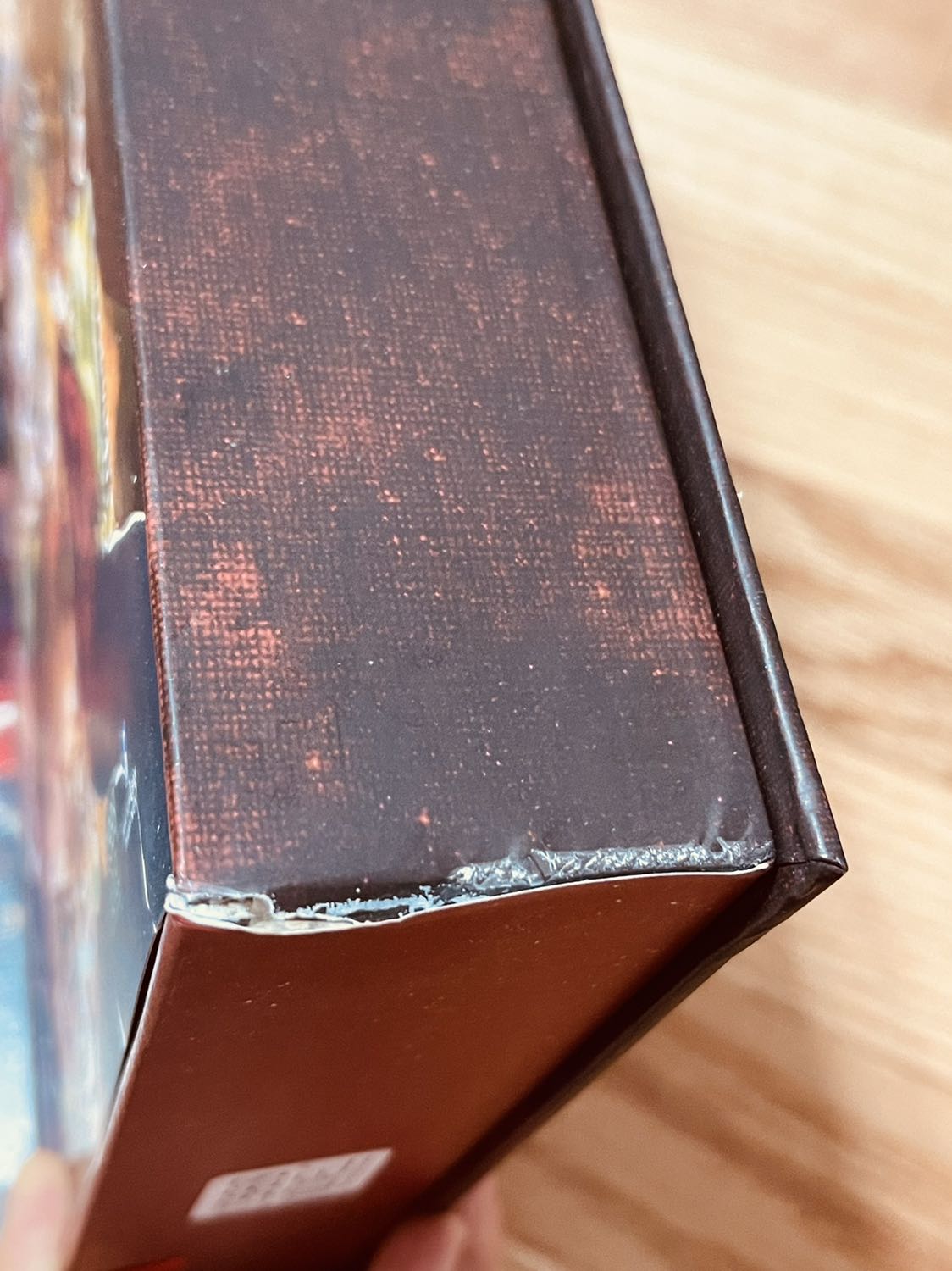 Mình mua phiên bản đặc biệt nên rất là thích! Bìa cứng thêm hộp đựng nữa nhìn rất là thích và đặc biệt. Chỉ có điều là dưới đáy hộp có 1 chỗ bị rách. Tuy hơi tiếc vì ko được hoàn hảo hết 100% nhưng mọi thứ còn lại thì rất tuyệt nên vẫn cho 5 sao nhé!