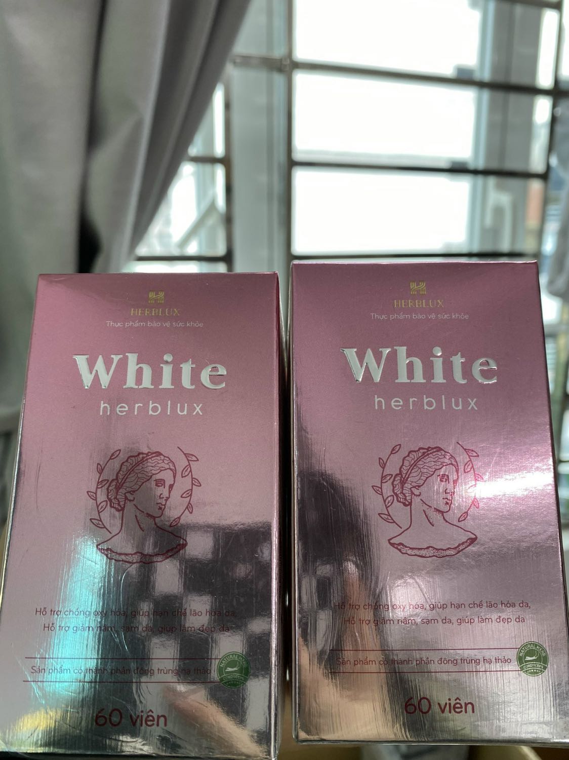 Mình uống 2 hộp rồi  lần này mua thêm 2 hộp nữa, sp an toàn. Da có nâng tông lên 1 chút kiểu hồng hồng mịn màng hơn ý. Hàng chính hãng, lần nào mua shop cũng tặng quà và phiếu giảm giá. Tks shop 😊