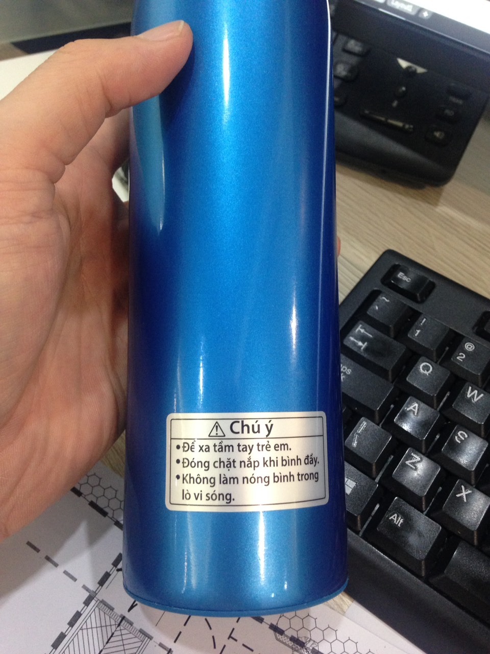 mua 1 cái 0.6L màu đen rồi dùng rất thích vậy là mua cái nữa cho nhỏ ở nhà 0,5L màu xanh. mình cảm nhận bên ngoài (láng bóng mịn) đẹp hơn cái màu đen (nhám mờ) và nhỏ gọn hơn, khả năng giữ nhiệt tốt, mua đúng đợ sale nên giảm được thêm 50k thk shop