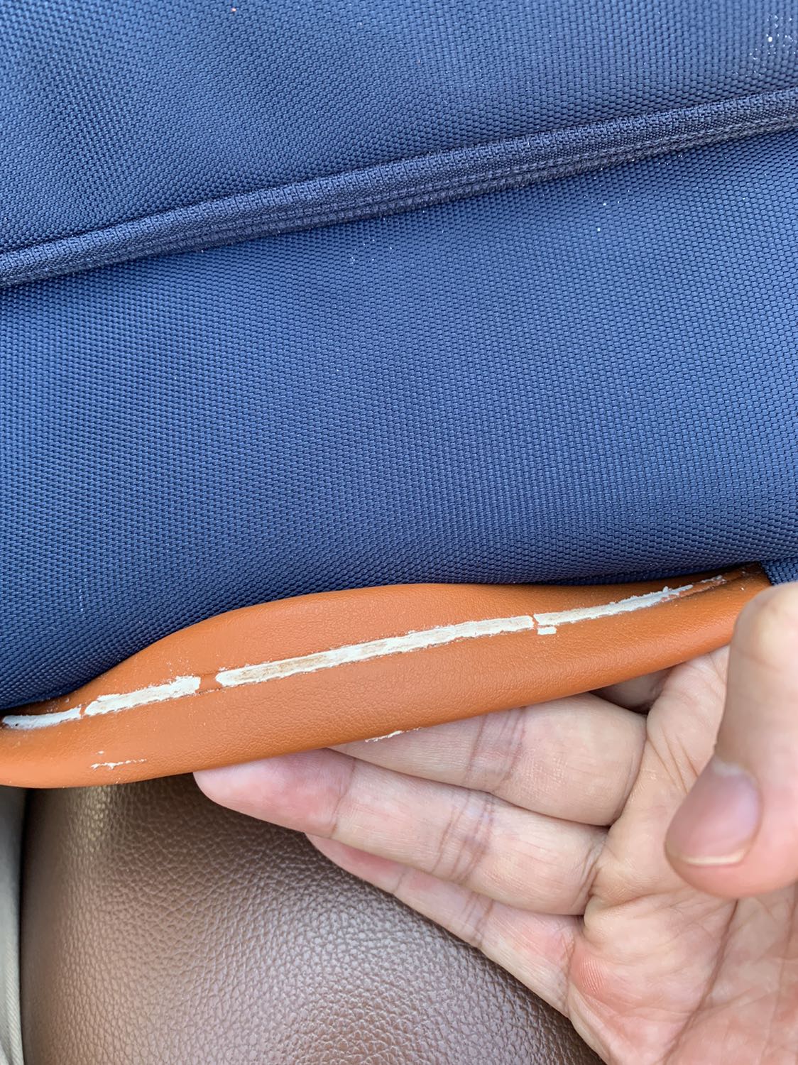 Túi mới sử dụng 1 tuần, da chỗ quai xách đã bong lớp ngoài, đổ bột trong lõi nhìn rất mất thẩm mỹ. Đề nghị trả hàng.