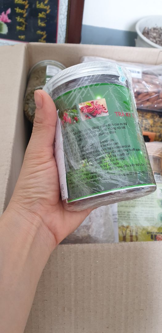 Kỷ tử, to đỏ ,màu tươi sáng, ăn liền hay pha trà uống đều ngon, không bị khô quá, nhưng nhược điểm là cũng ko được nhiều , đóng gói tốt, có tem nhãn