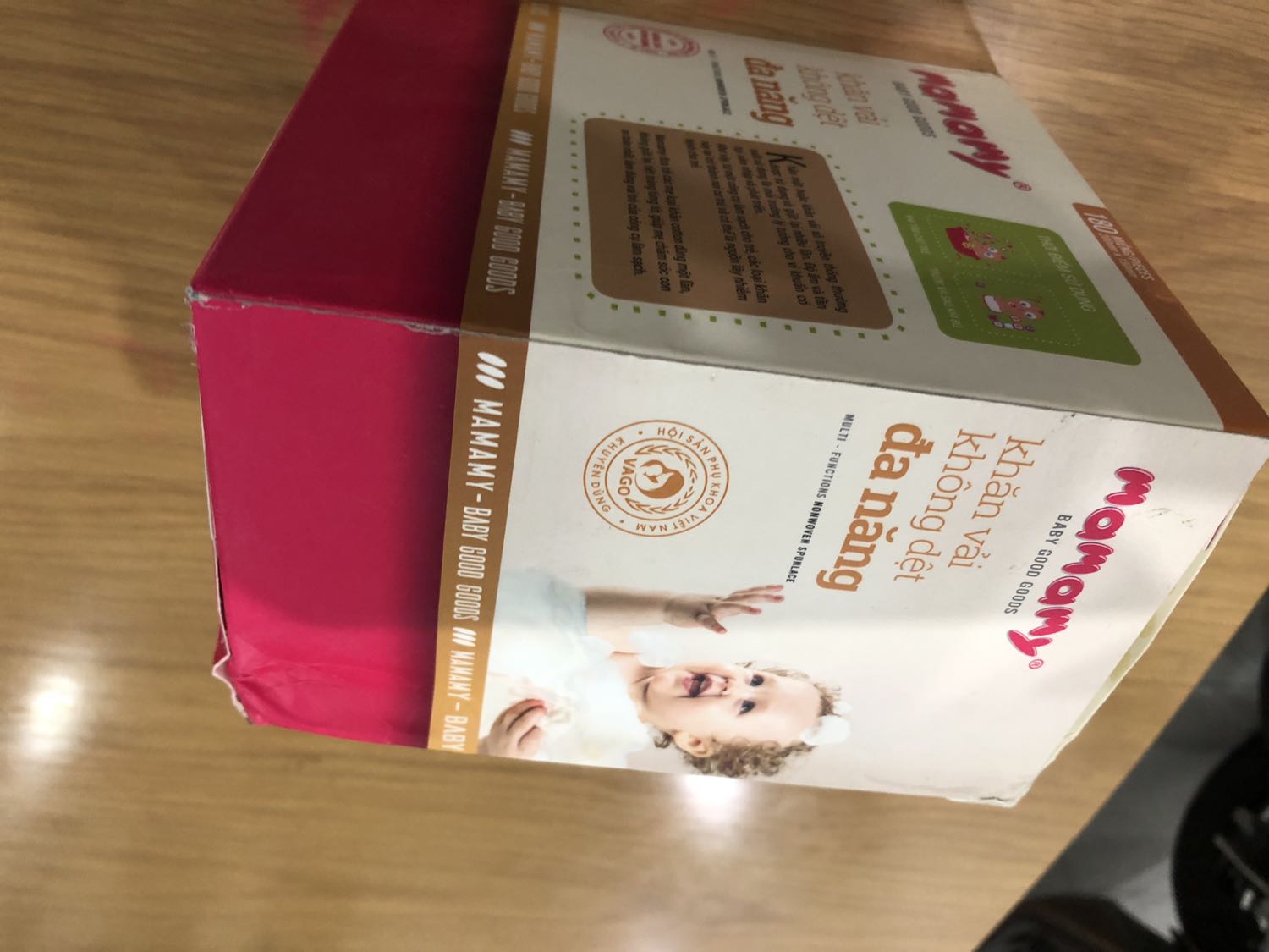 Hộp khăn toàn bụi và rớt mất nắp, chỉ còn keo dính mà cũng giao cho khách hàng được. Không hiểu shop mua bán kiểu gì nữa. Tôi liên hệ Tiki trả hàng nhưng chưa ai nhận cuộc gọi.