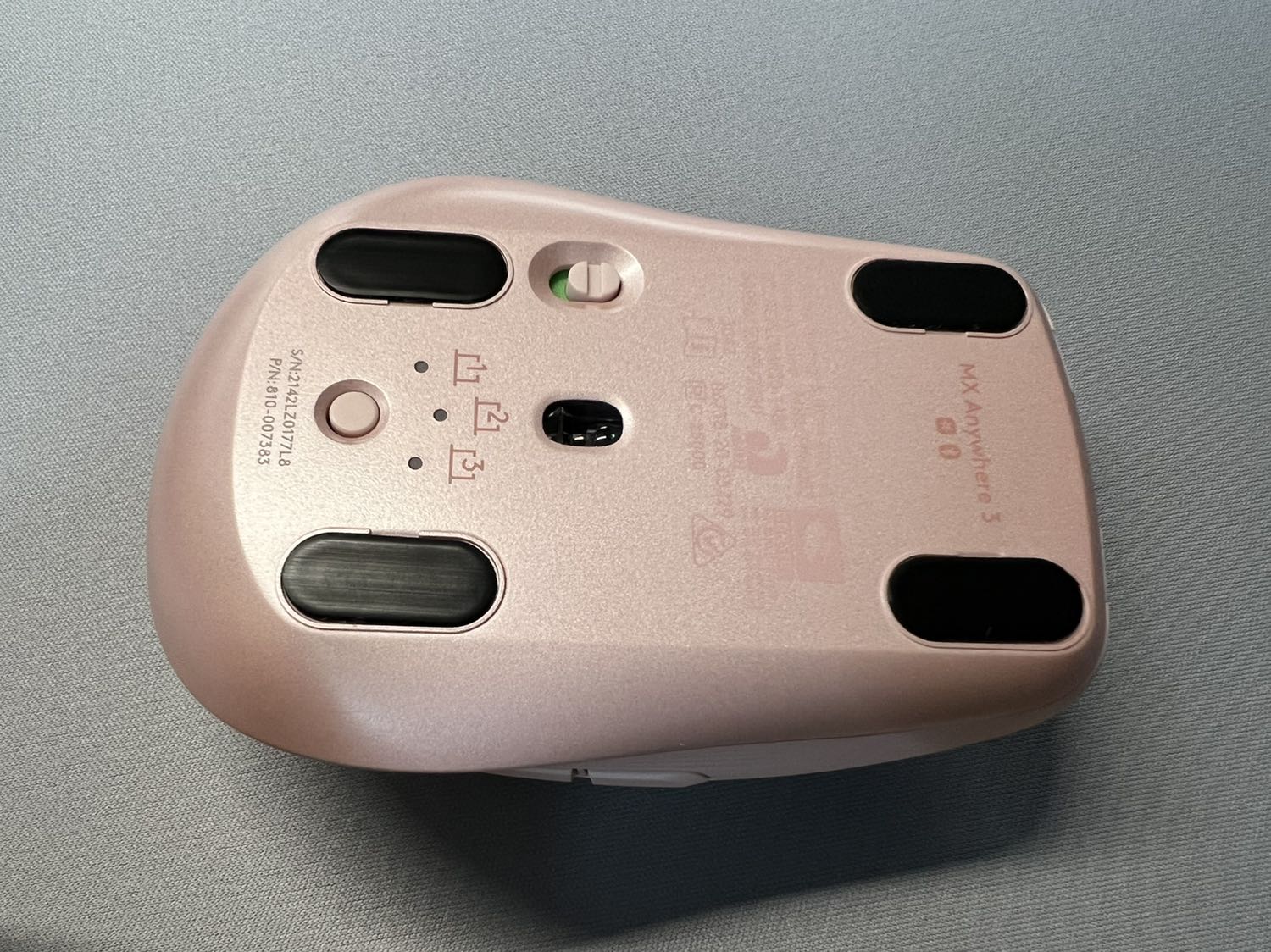 Hàng chuẩn, chính hãng, giá mềm hơn những màu khác nên mua luôn. Mua thay em 2s nên cũng không có gì bỡ ngỡ, cảm giác cầm nắm vẫn quen thuộc, nhẹ hơn 2s một chút, kết nối vẫn đơn giản, nhanh chóng (Bluetooth và reciever), mới mua nên chưa thể đánh giá nhiều hơn.
Tiki đóng gói cẩn thận, giao nhanh.