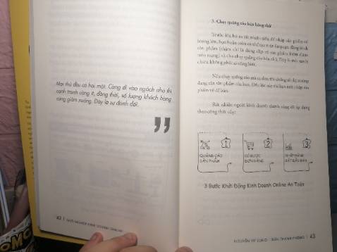 Mình mua rất nhiều sách từ Tiki. Chất lượng luôn từ 4/5 sao trở lên. Lần này đặt cuốn "Khởi nghiệp kinh doanh online" thì không hài lòng, xin phép đánh giá 2 sao vì:
- Sách giao tuy nhanh nhưng gáy sách bị  rách do bị kiện khác đè lên (có hình ảnh)
- Chất lượng nội dung không cao, đối với mình là một người quan tâm đến bán hàng online, đã lượm lặt thông tin trên nhiều bài viết ở các website khác nhau thì thấy nội dung đúng thực sự là hợp với những người hoàn toàn mới 100%, những "*** bỉm sữa rảnh rỗi muốn ko cảm thấy vô dụng" như tác giả nói.
- Nhân nói về tác giả thì thực sự mình mua cuốn này là vì có anh Trần Thanh Long (vai trò cố vấn) :((
- Nhiều lần tác bỏ trắng 4/5 phần trang sách, mặc dù nội dung liền mạch chứ không phải hết 1 chương??? (Hình ảnh phía dưới)
- Một điều khá khó chịu là cách trình bày của tác giả rất thưa chữ, các đoạn cách nhau rất xa mà ko có lý do cụ thể, cảm giác cố bôi chữ để sách dày và to hơn :(( Trong quá trình viết tác giả có sử dụng nhiều hình ảnh minh họa thực tế rất hay, tuy nhiên cũng rất rất nhiều hình ảnh minh họa tốn 50- 100% trang giấy mà ko để làm gì.
Đây là cuốn sách đầu tiên của tác giả mà mình đc tiếp cận, là nhận xét thực tâm, ko biết những cuốn khác ra sao. Tuy có nhiều điểm chưa hài lòng nhưng cuốn sách vẫn cung cấp nhiều thông tin bổ ích như địa điểm đổ sỉ, trang web hay, các công cụ hỗ trợ trong quá trình chọn sản phẩm đến quá trình bán sp. Các bạn ko có thời gian tìm tòi thì nên đọc để làm quen với các thuật ngữ nhé.